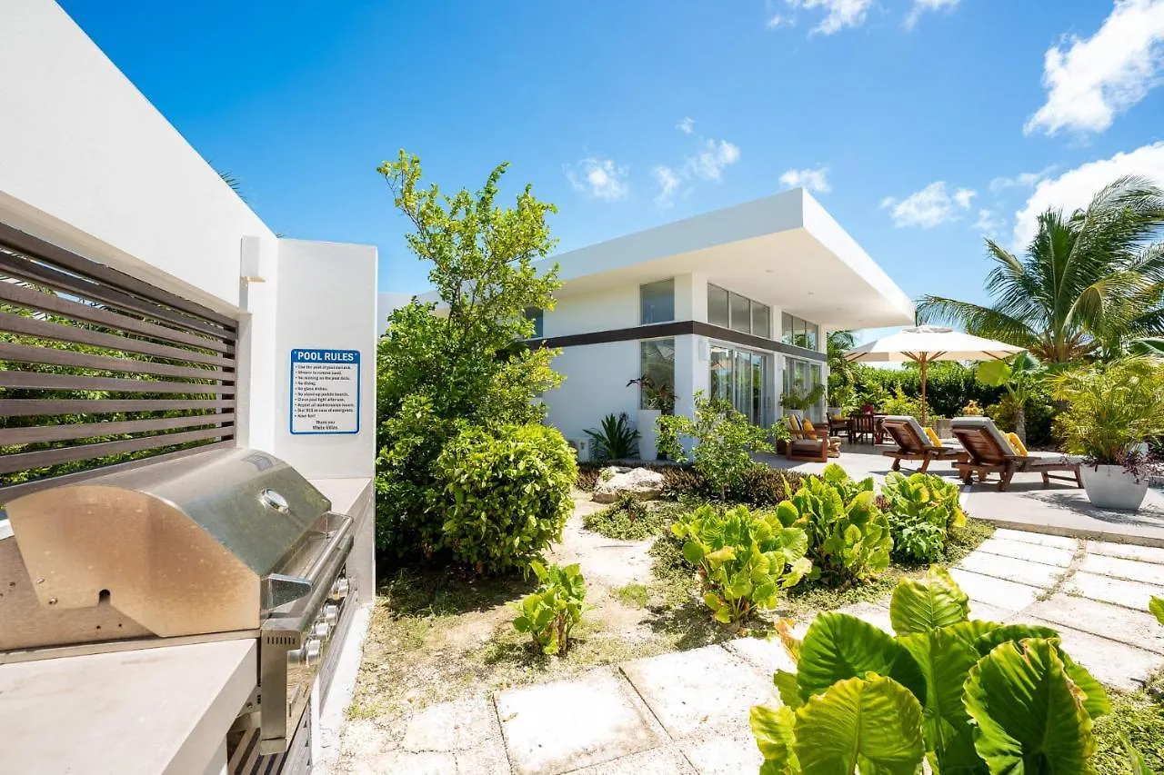 White Villas - Romantic Getaway - Oceanside Large Modern Studio With Pool, 500Ft From Long Bay Beach