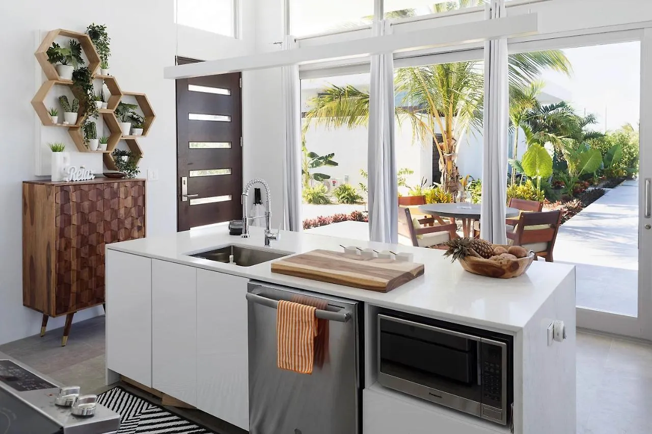 White Villas - Romantic Getaway - Oceanside Large Modern Studio With Pool, 500Ft From Long Bay Beach