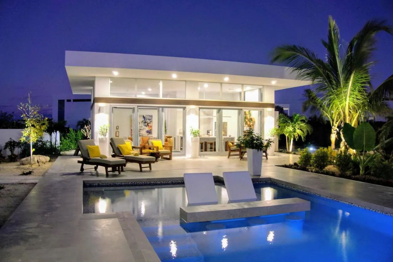White Villas - Romantic Getaway - Oceanside Large Modern Studio With Pool, 500Ft From Long Bay Beach