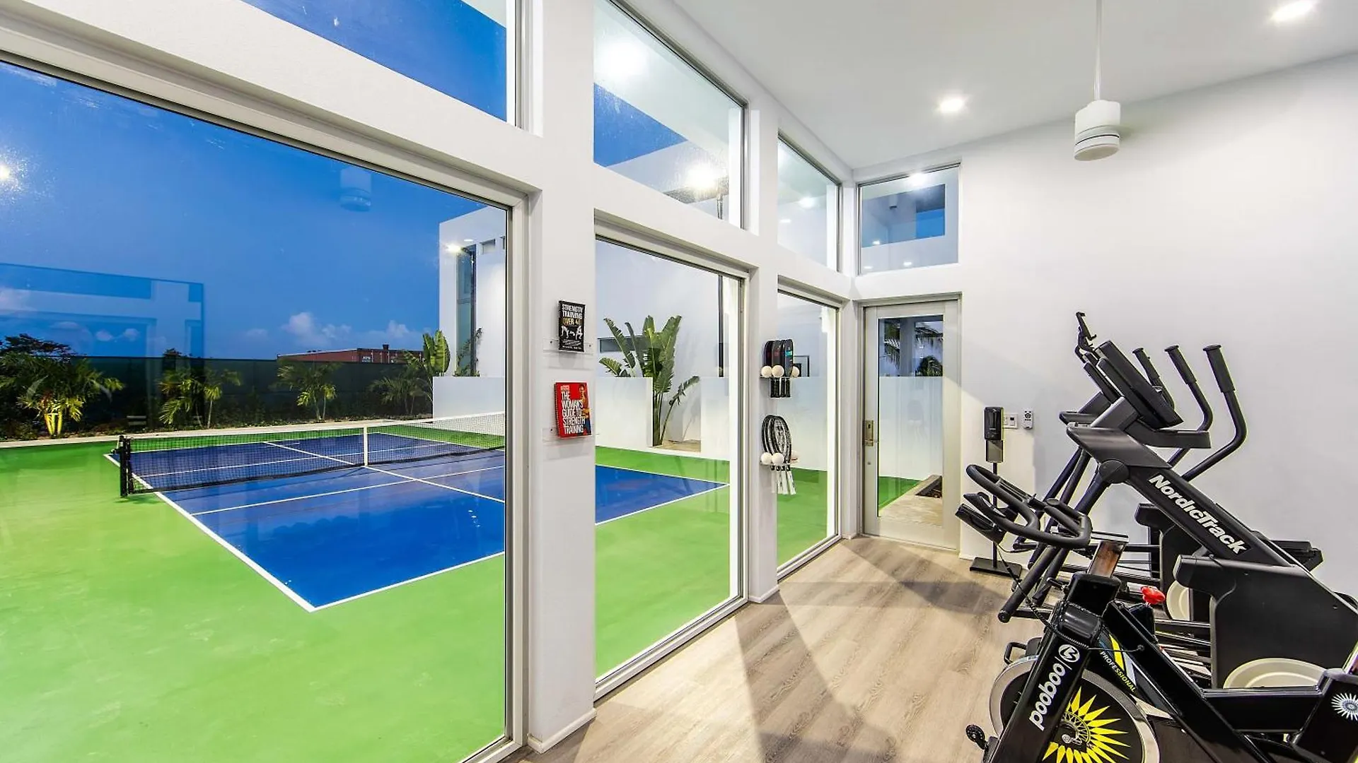 White Villas - Romantic Getaway - Oceanside Large Modern Studio With Pool, 500Ft From Long Bay Beach 0*,