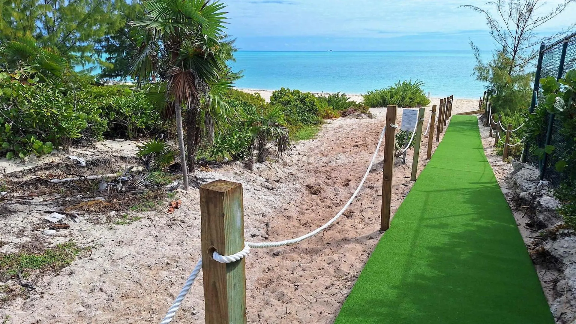 White Villas - Romantic Getaway - Oceanside Large Modern Studio With Pool, 500Ft From Long Bay Beach