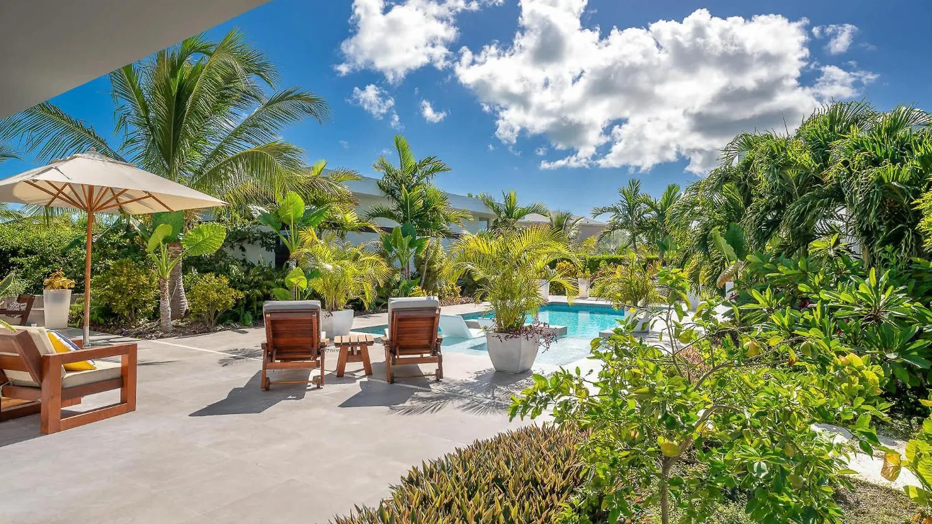 White Villas - Romantic Getaway - Oceanside Large Modern Studio With Pool, 500Ft From Long Bay Beach