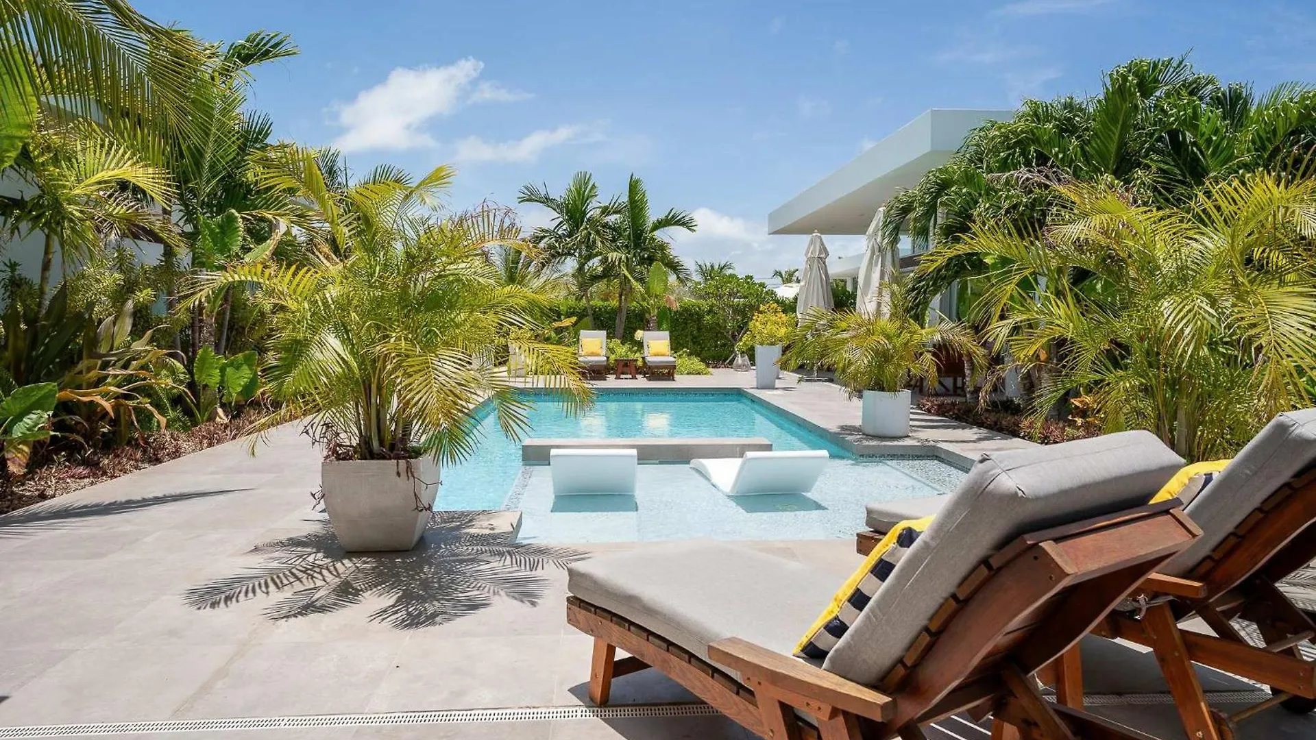 White Villas - Romantic Getaway - Oceanside Large Modern Studio With Pool, 500Ft From Long Bay Beach