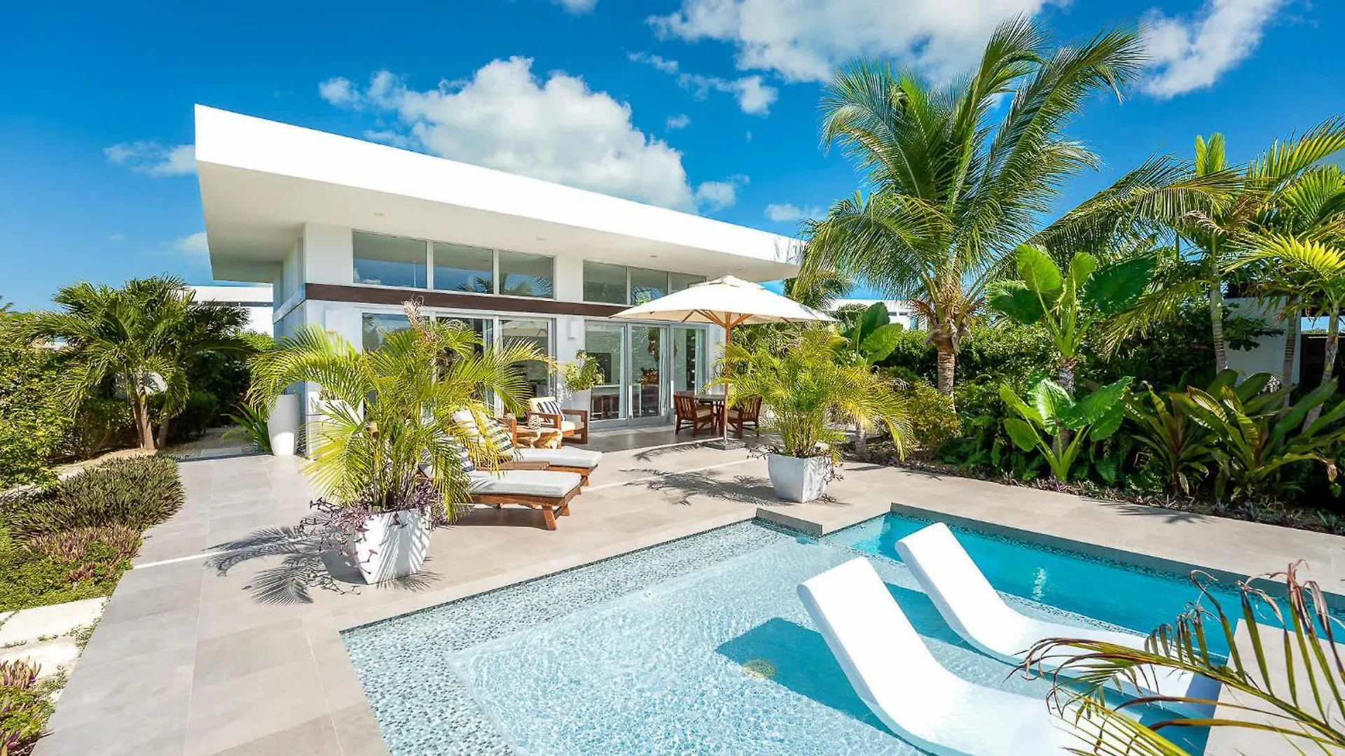 White Villas - Romantic Getaway - Oceanside Large Modern Studio With Pool, 500Ft From Long Bay Beach