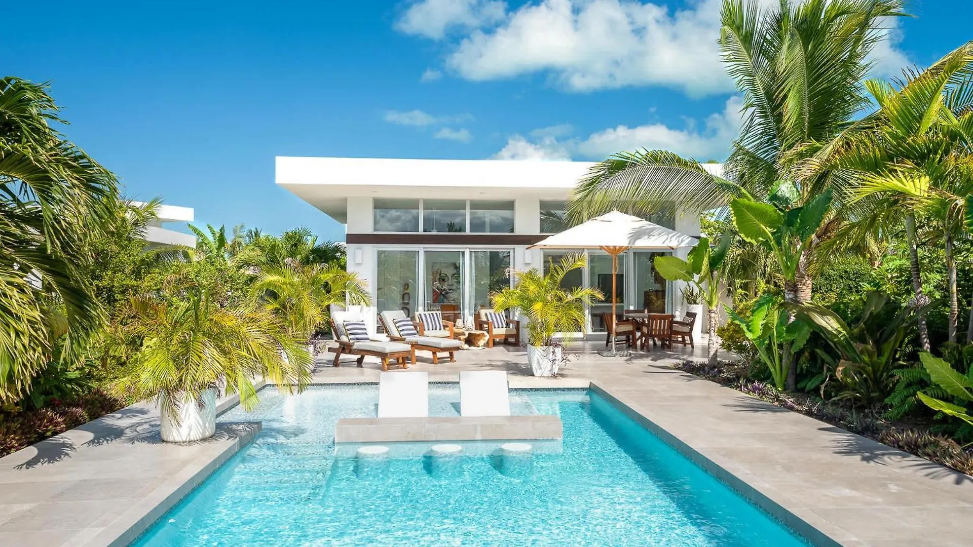 White Villas - Romantic Getaway - Oceanside Large Modern Studio With Pool, 500Ft From Long Bay Beach