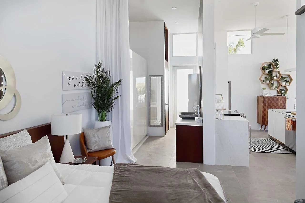 White Villas - Romantic Getaway - Oceanside Large Modern Studio With Pool, 500Ft From Long Bay Beach