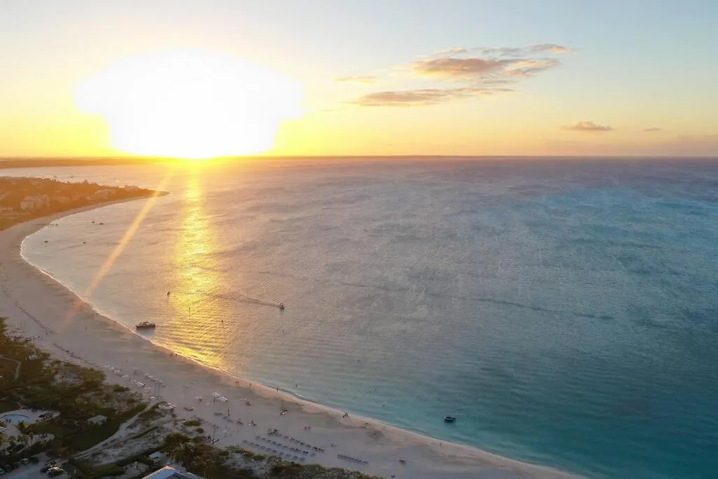 White Villas - Romantic Getaway - Oceanside Large Modern Studio With Pool, 500Ft From Long Bay Beach 0*,