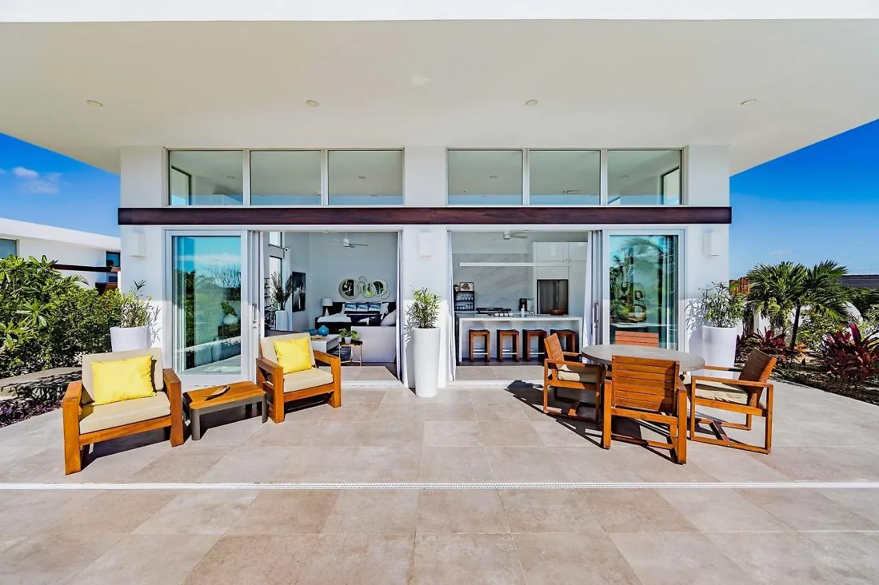 White Villas - Romantic Getaway - Oceanside Large Modern Studio With Pool, 500Ft From Long Bay Beach
