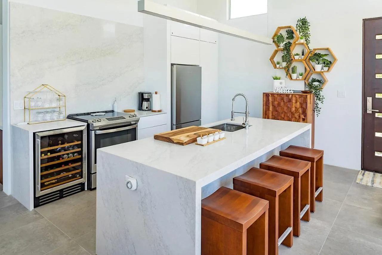 White Villas - Romantic Getaway - Oceanside Large Modern Studio With Pool, 500Ft From Long Bay Beach 0*,  タークス・カイコス諸島
