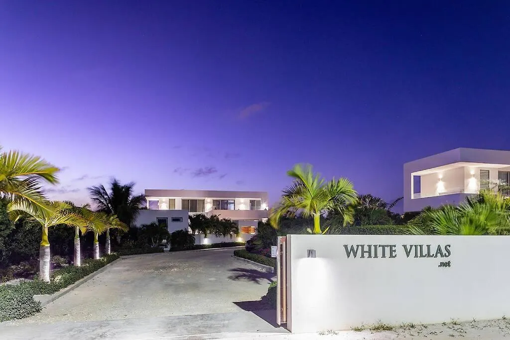 White Villas - Romantic Getaway - Oceanside Large Modern Studio With Pool, 500Ft From Long Bay Beach