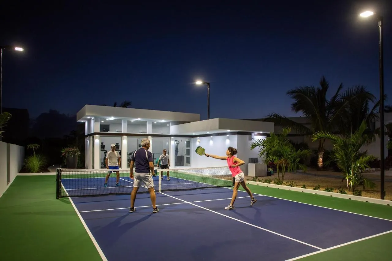 White Villas - Romantic Getaway - Oceanside Large Modern Studio With Pool, 500Ft From Long Bay Beach