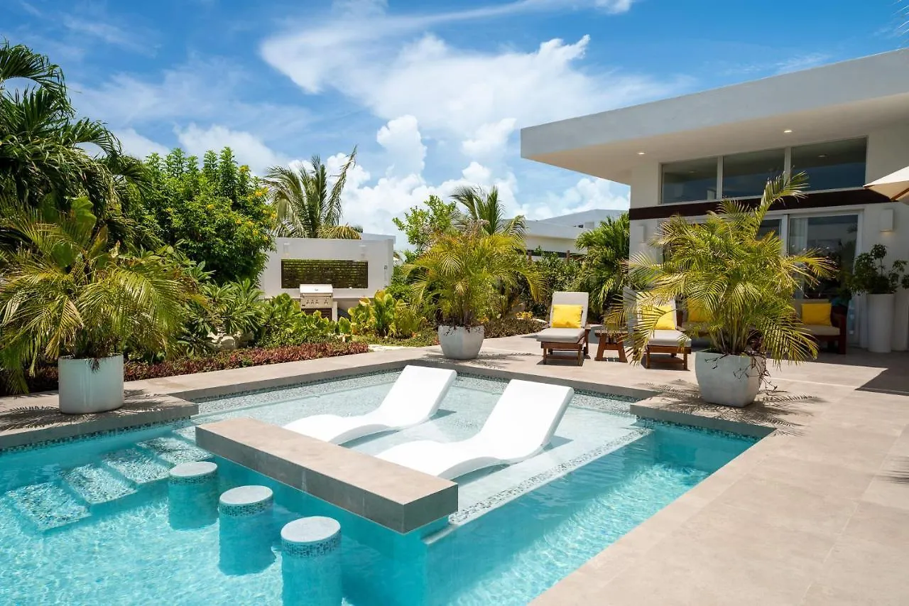 White Villas - Romantic Getaway - Oceanside Large Modern Studio With Pool, 500Ft From Long Bay Beach