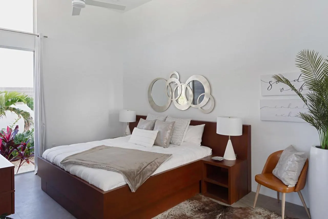 White Villas - Romantic Getaway - Oceanside Large Modern Studio With Pool, 500Ft From Long Bay Beach Turks a Caicos