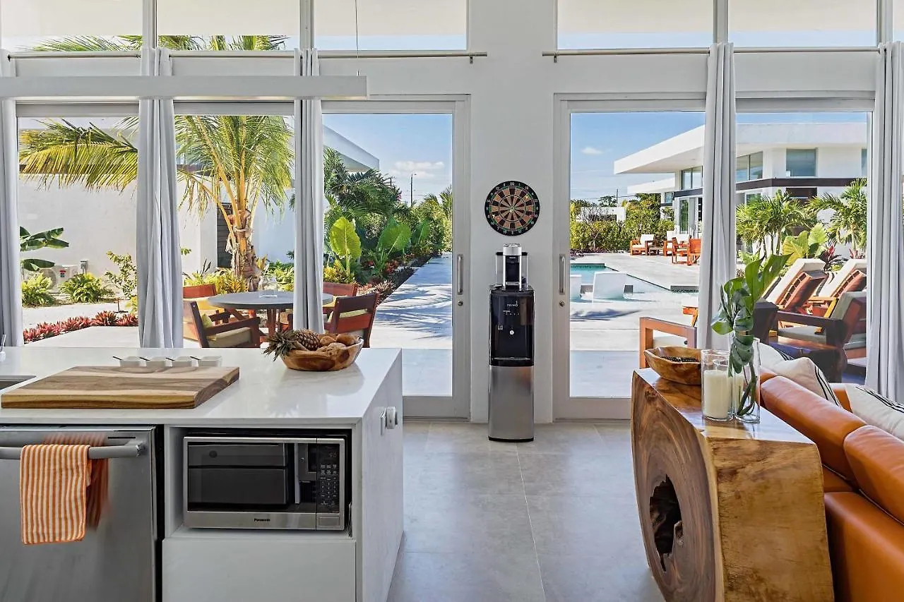 White Villas - Romantic Getaway - Oceanside Large Modern Studio With Pool, 500Ft From Long Bay Beach 0*,