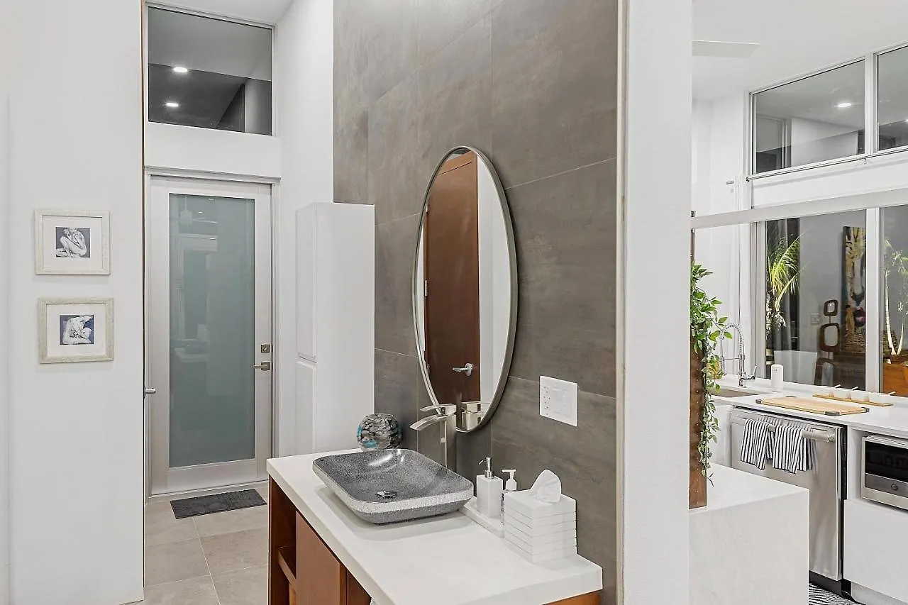 White Villas - Romantic Getaway - Oceanside Large Modern Studio With Pool, 500Ft From Long Bay Beach