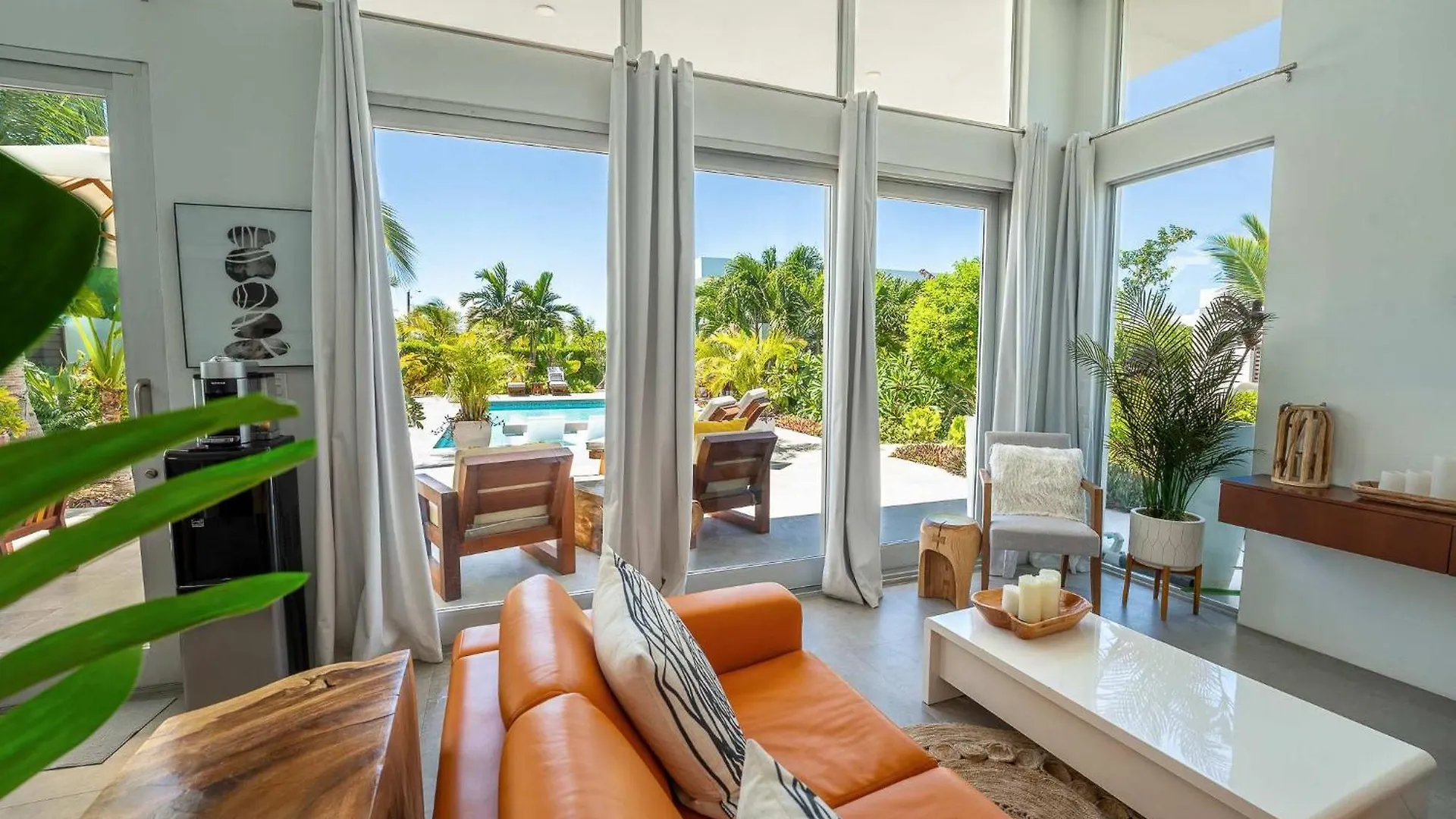 White Villas - Romantic Getaway - Oceanside Large Modern Studio With Pool, 500Ft From Long Bay Beach 0*,  タークス・カイコス諸島