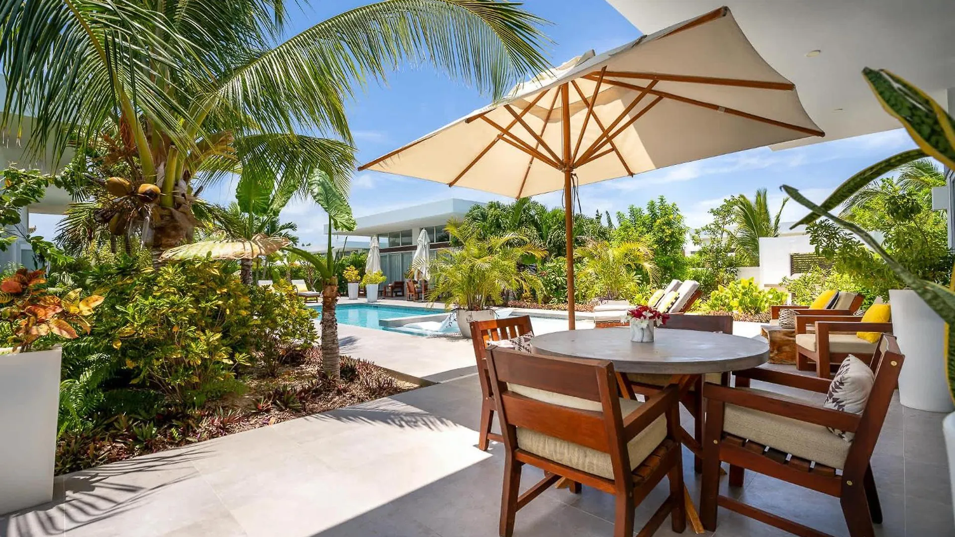 White Villas - Romantic Getaway - Oceanside Large Modern Studio With Pool, 500Ft From Long Bay Beach